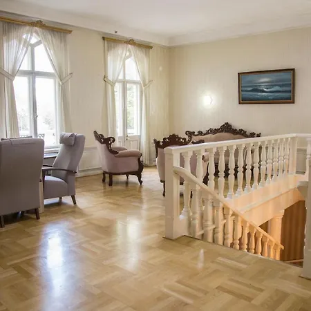 Kartanohotelli Karhulan Hovi 3*